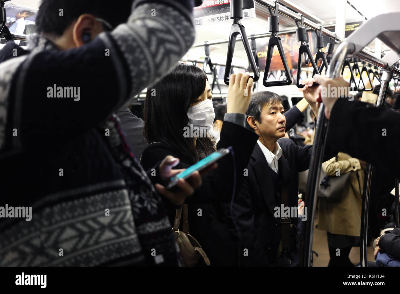 Tokio, Japan - Dezember 2016 - Unbekannter Mädchen schlafen im Zug unterwegs Stockfoto