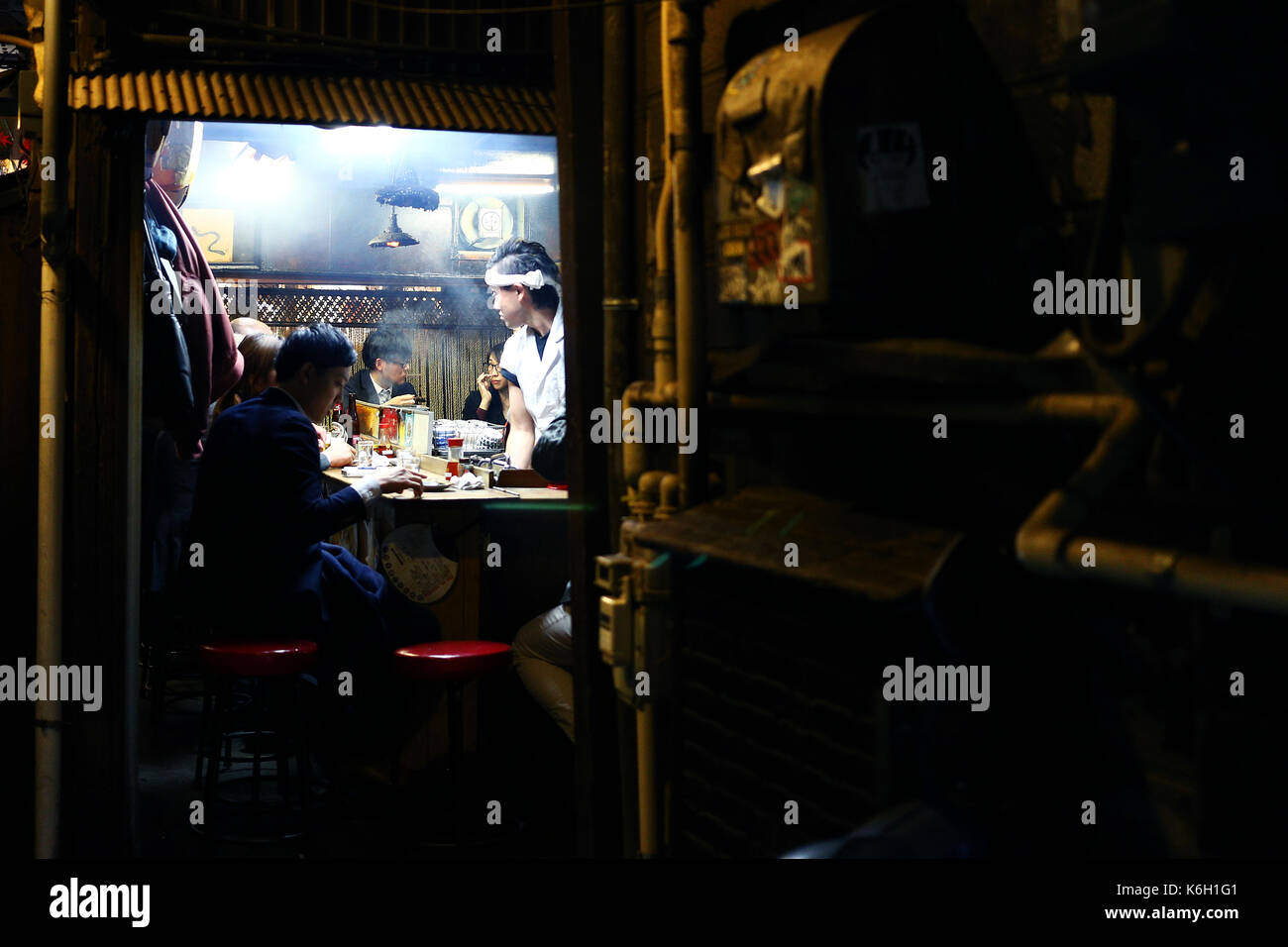SHINJUKU, Tokyo, Japan - Dezember 2016 - unbekannter Menschen essen in einem kleinen Abendessen shop in Shinjuku Stockfoto