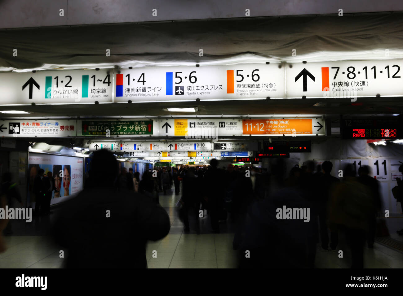 SHINJUKU, Tokyo, Japan - Dezember 2016 - Blick auf den Bahnhof Shinjuku bei rush hour Stockfoto
