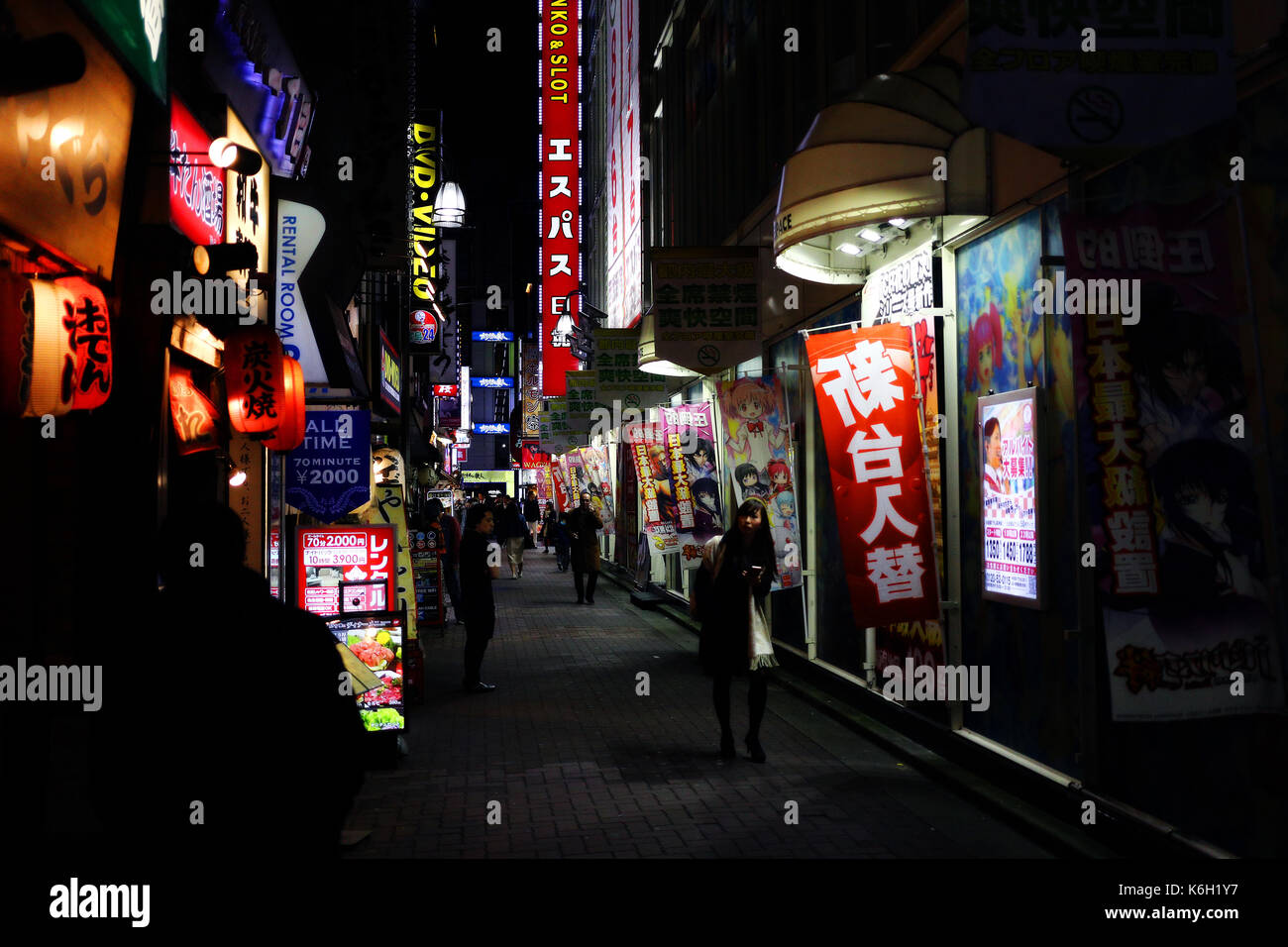 Tokio, Japan - Dezember 2016 - Unbekannter Mädchen gehen in den Straßen von Shinjuku bei Nacht Stockfoto