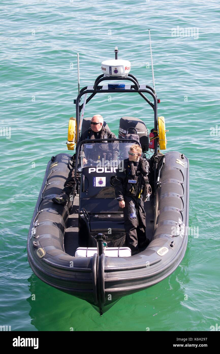 Dorset Polizei Marine patrouilliert die Küste Stockfoto