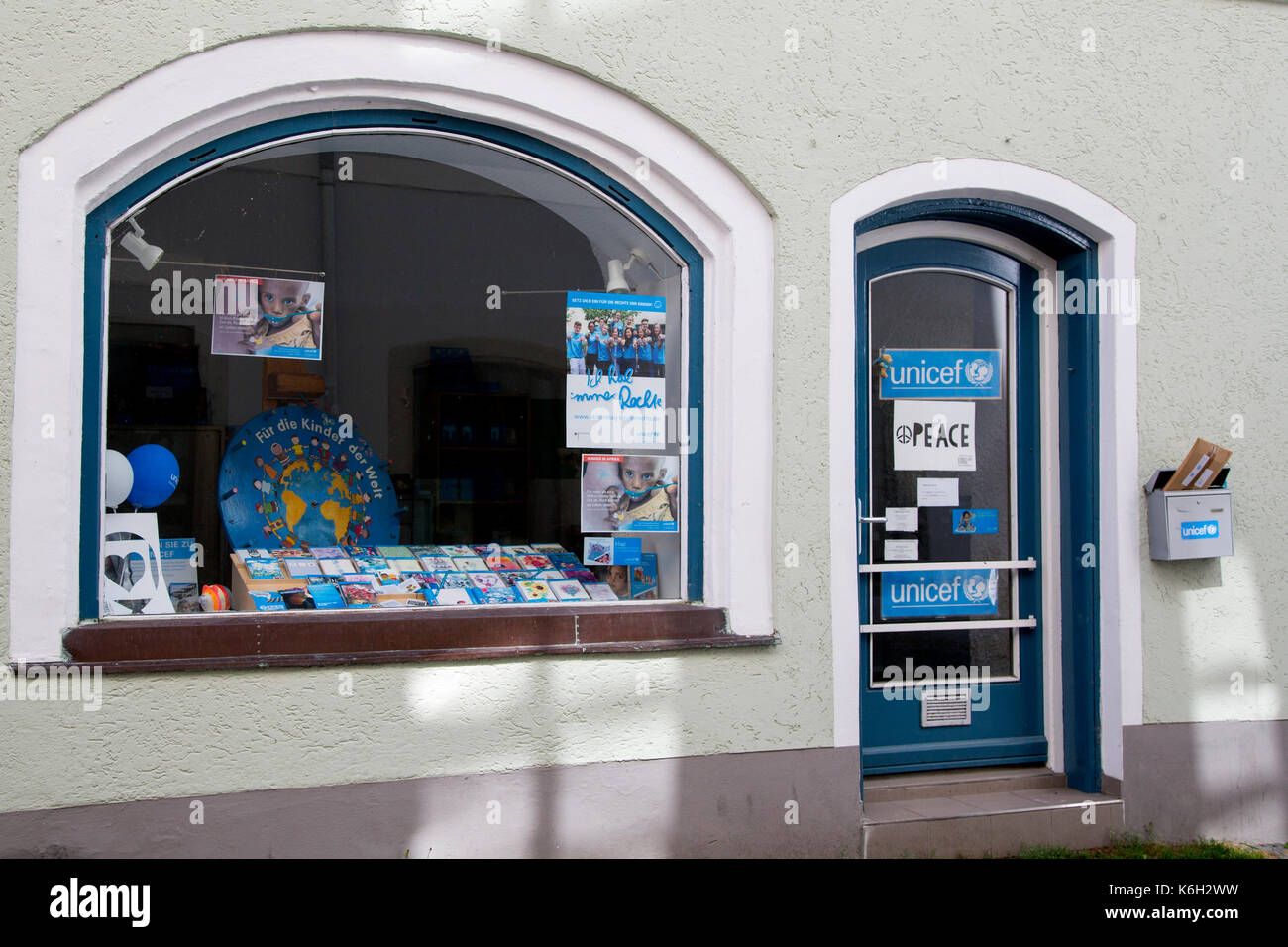 Eine Straßenszene in Passau, Bayern, Deutschland zeigt die UNICEF-Shop. Stockfoto