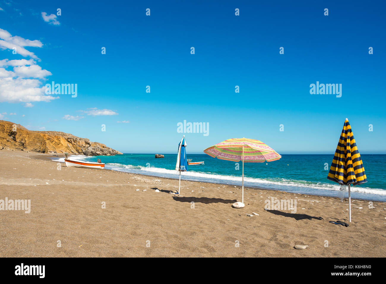 Die erstaunlichen tropischen Strand von Panagia Tripiti, auf Kreta, mit Sandstrand, türkisblaues Wasser und einige glückliche Camper, Griechenland. Stockfoto