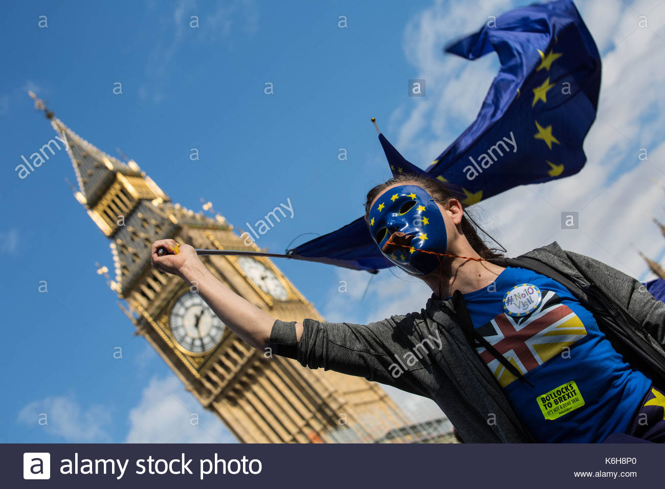 Eine maskierte Anti-Brexit pro-EU-Befürworter Wellen eine blaue Flagge bei einer Kundgebung in Central London, die gehalten wurde, gegen das gesamte Brexit Prozess zu protestieren Stockfoto