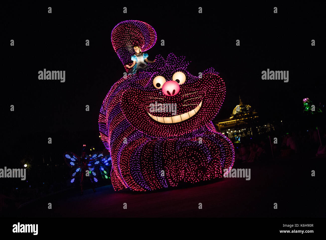 Tokyo Disneyland Lichtshowparade Dreamlights im Tokyo Disneyland, wo alle ihre Lieblings-Disney-Figuren zum Leben auf Parade kommen schwimmt Stockfoto