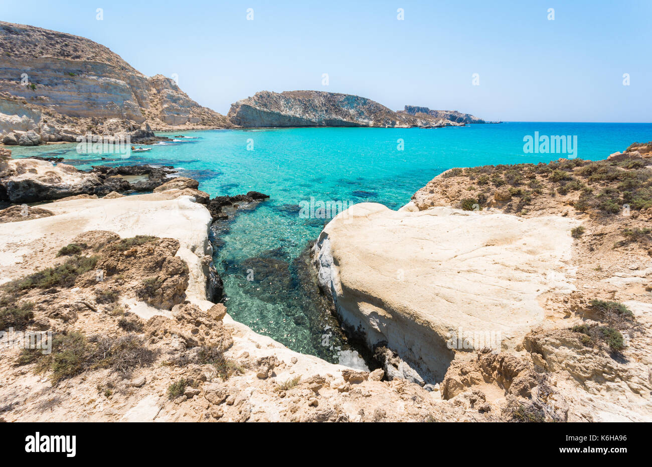 Tolle Aussicht auf der Insel Koufonisi mit magischen türkisfarbene Wasser, Lagunen, tropische Strände mit weißem Sand und antiken Ruinen auf Kreta, Griechenland Stockfoto