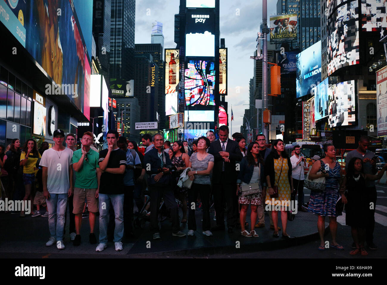 TIMES SQUARE, NEW YORK, USA - Juni 2016 - Unbekannter Gruppe von Menschen warten auf die crosslight am Times Square zu übergeben Stockfoto