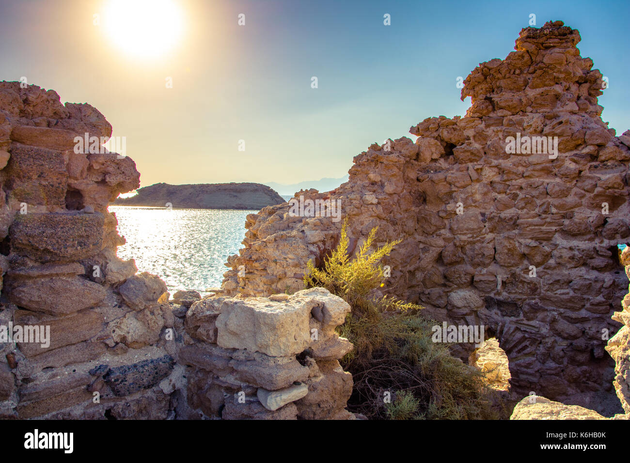 Tolle Aussicht auf der Insel Koufonisi mit magischen türkisfarbene Wasser, Lagunen, tropische Strände mit weißem Sand und antiken Ruinen auf Kreta, Griechenland Stockfoto