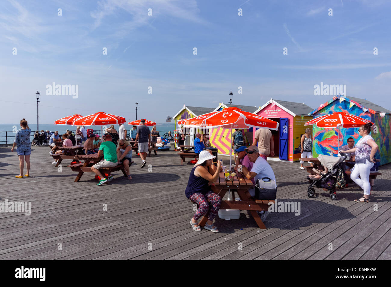 Die Menschen genießen Sie sonnige Tage auf der Southend Pier, Southend-on-Sea, Essex, England, Vereinigtes Königreich, Großbritannien Stockfoto