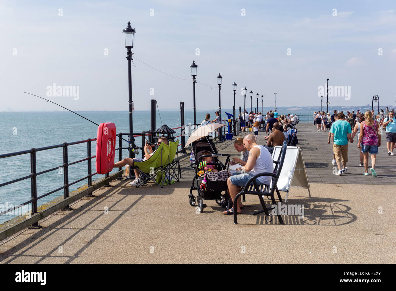 Die Menschen genießen Sie sonnige Tage auf der Southend Pier, Southend-on-Sea, Essex, England, Vereinigtes Königreich, Großbritannien Stockfoto