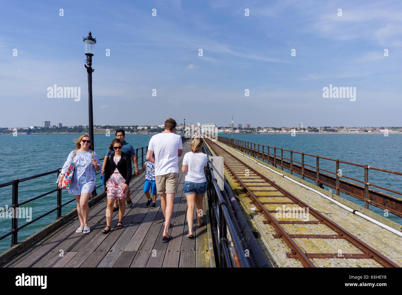 Die Menschen genießen Sie sonnige Tage auf der Southend Pier, Southend-on-Sea, Essex, England, Vereinigtes Königreich, Großbritannien Stockfoto