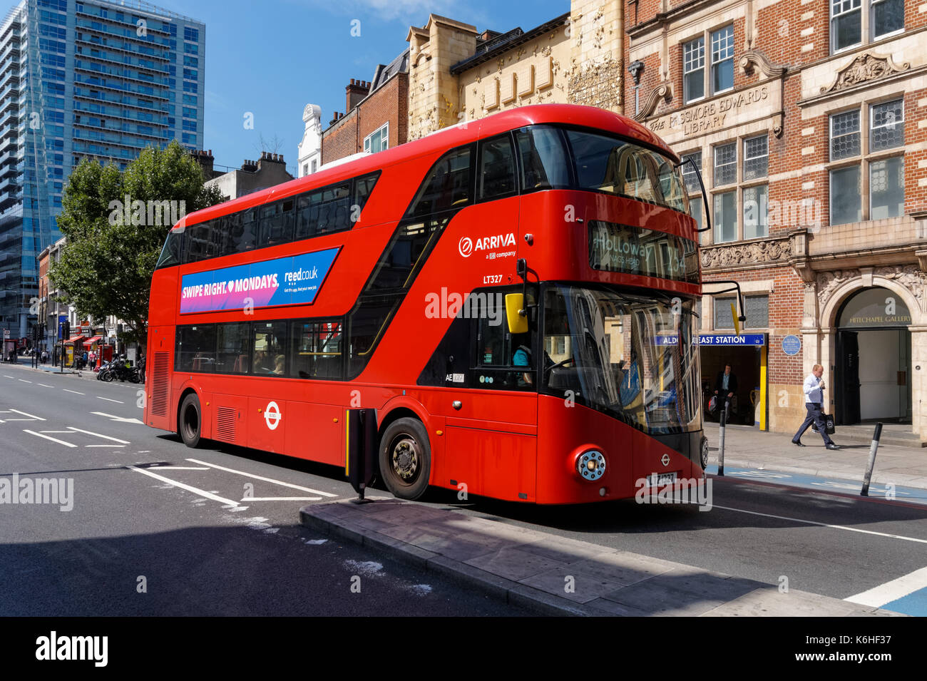 London Double Decker Bus auf der Whitechapel Road, London, England, Vereinigtes Königreich, Großbritannien Stockfoto