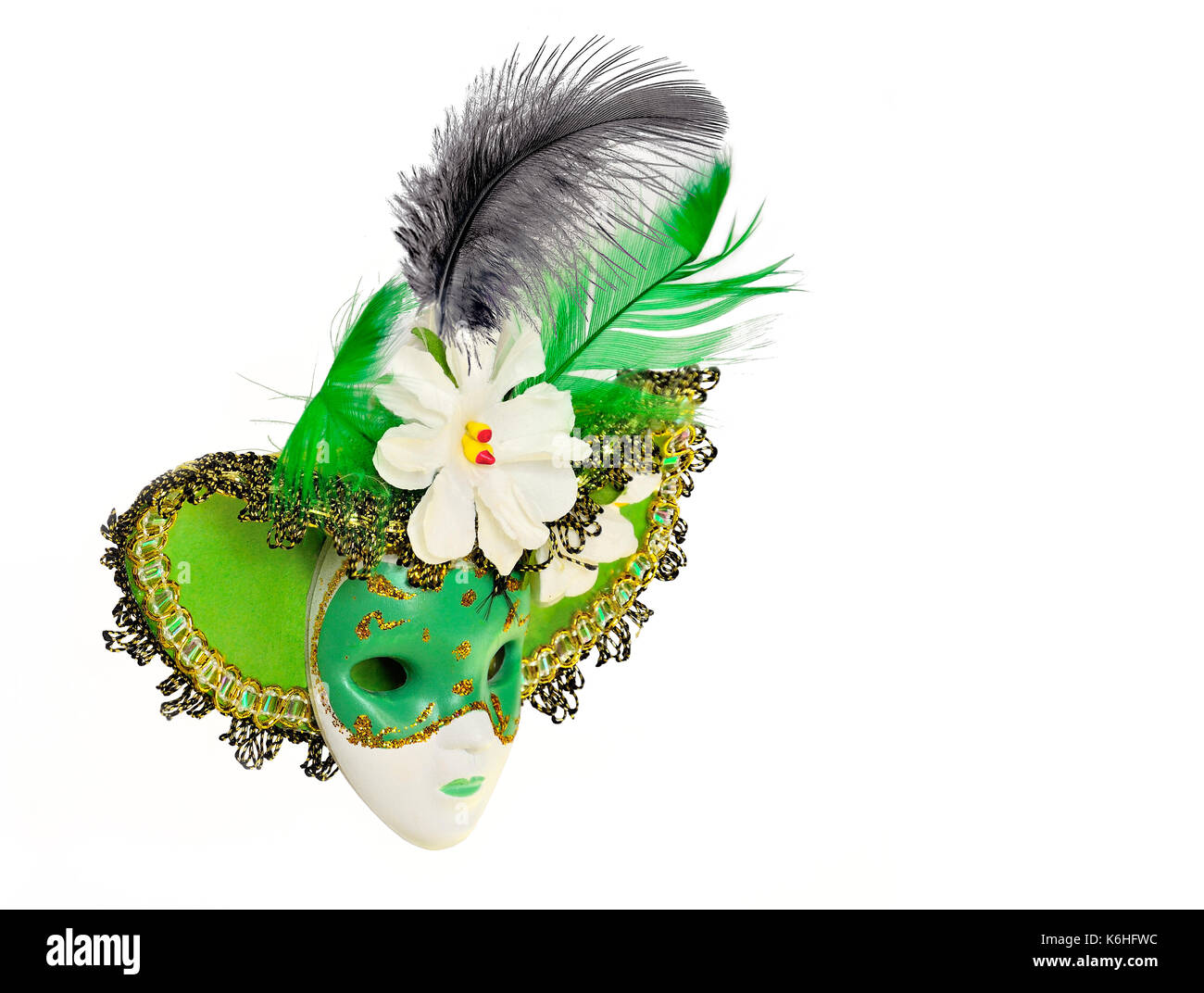 Vintage green Karneval Maske mit Hut, Blumen und Federn auf weißem Hintergrund Stockfoto