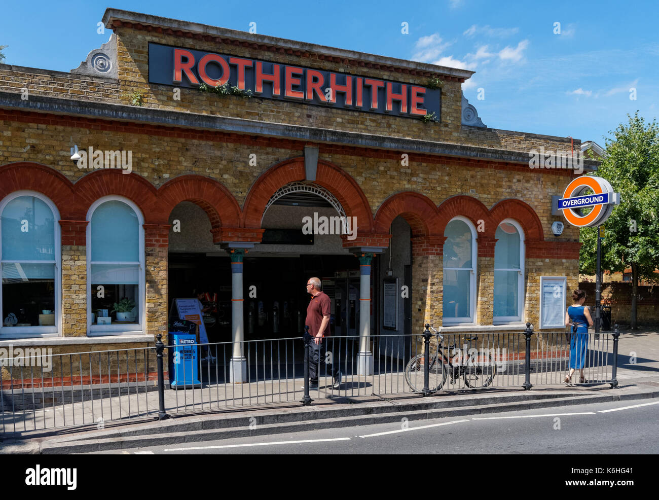 Eingang Rotherhithe Bahn und S-Bahn Station in London, England, Vereinigtes Königreich, Großbritannien Stockfoto