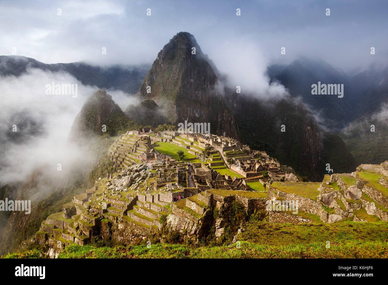 Blick auf Machu Picchu während der nassen Jahreszeit, Cusco Region, Provinz Urubamba, Peru, Südamerika. Stockfoto