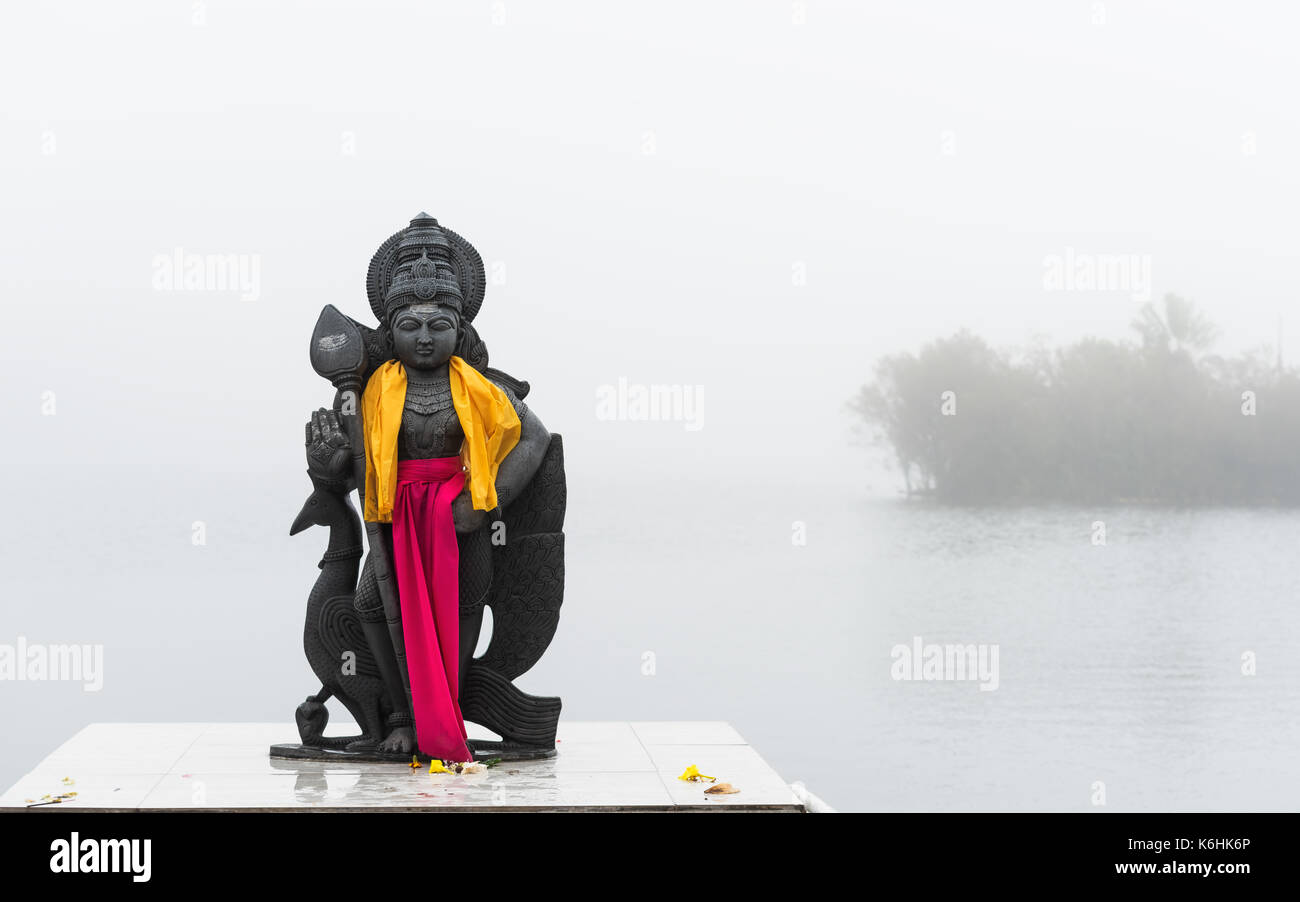 Hindu staue in einem Tempel (Grand Bassin), in den Tag mit Nebel, erstellen Sie mystische Atmosphäre. Mauritius Stockfoto