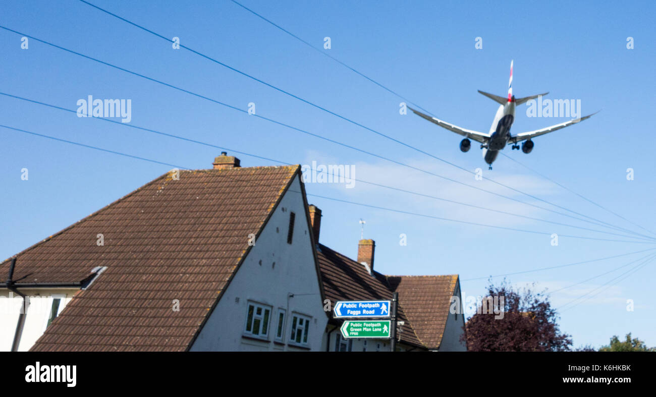 Ein tief fliegender Jet über den Wohnungsbau nähert sich der Flughafen Heathrow fliegen Stockfoto