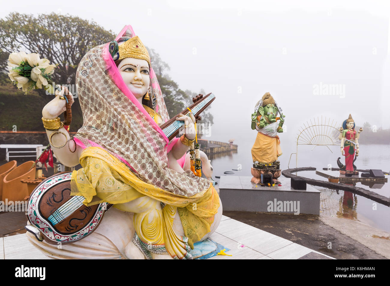 Hindu staues in einem Tempel (Grand Bassin), in den Tag mit Nebel, erstellen Sie mystische Atmosphäre. Mauritius Stockfoto