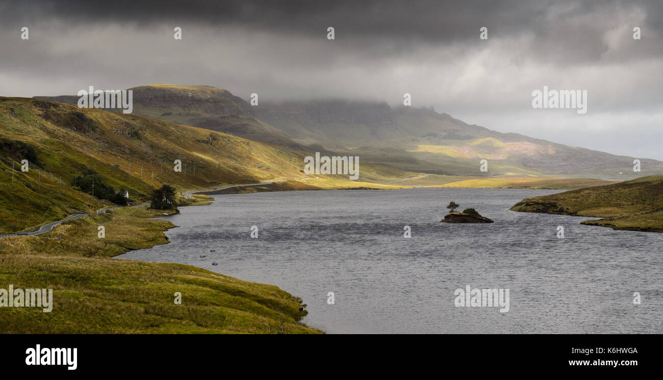 Die storr Lochs Wasserkraftwerk Stausee Seen unter den Bergen des trotternish Halbinsel auf der Insel Skye in den westlichen Highlands von Sc eingebettet Stockfoto