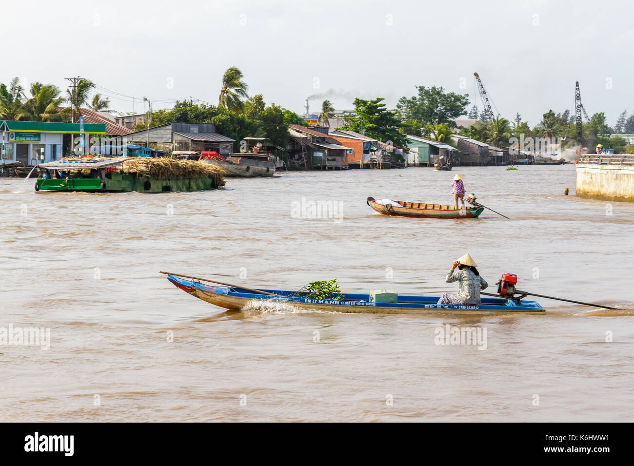 Boote fahren Sie den Fluss Mekong in Nga Bay, Vietnam Stockfoto