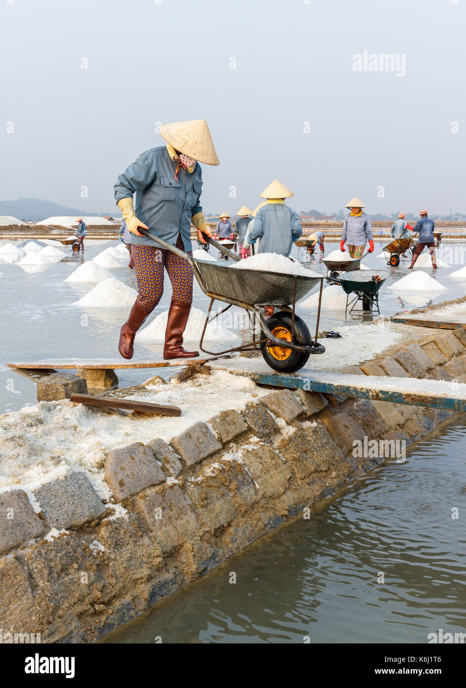 NHA TRANG, VIETNAM - 4/12/2016: Frauen an der Hon Khoi Salz Felder in Nha Trang, Vietnam. Stockfoto