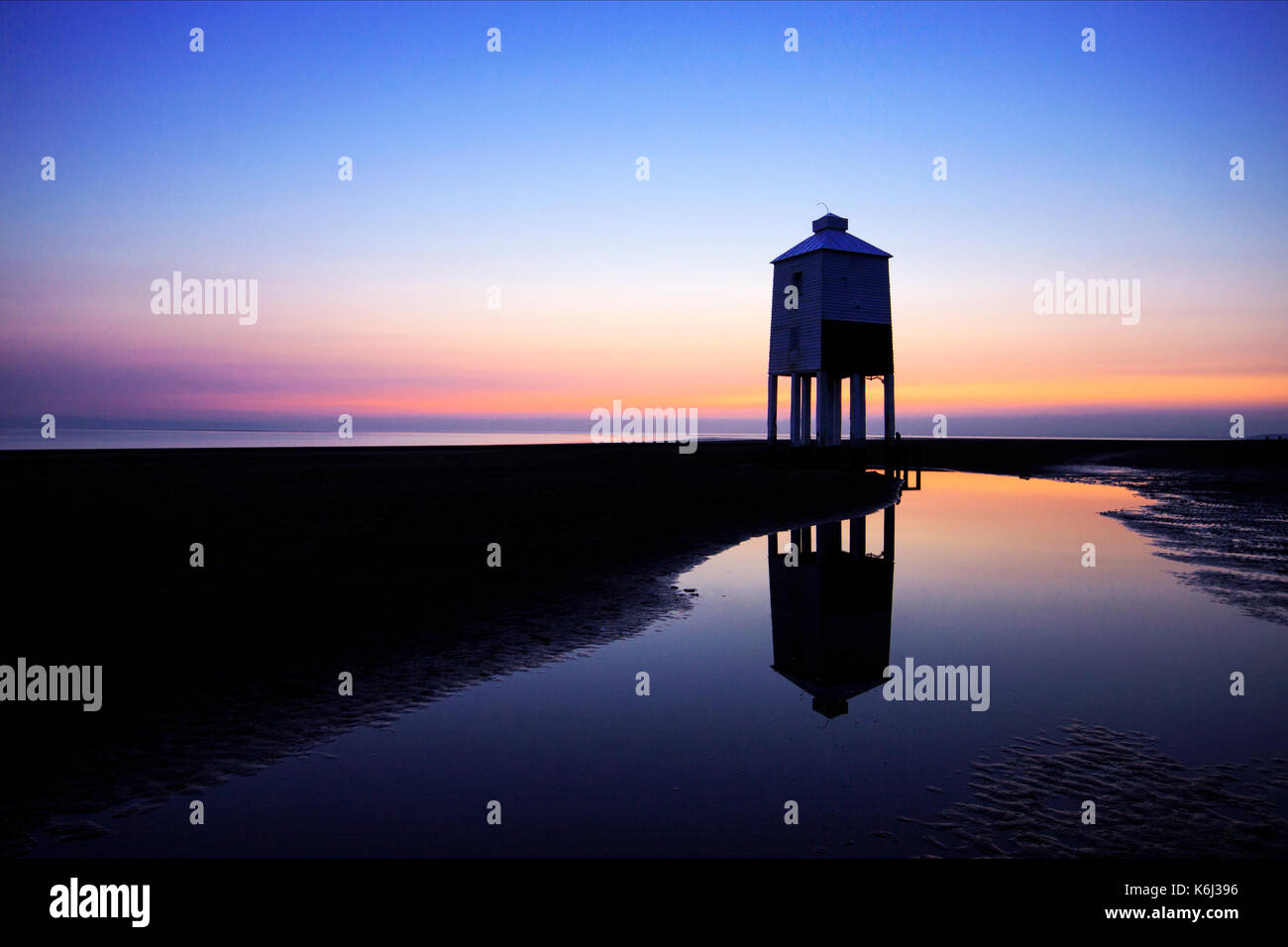 Der Burnham-on-Sea, Großbritannien niedrig Leuchtturm in der Dämmerung kurz nach Sonnenuntergang. In einem großen Pool mit Meerwasser am Strand nieder. Eine bunte, ruhige Szene Stockfoto