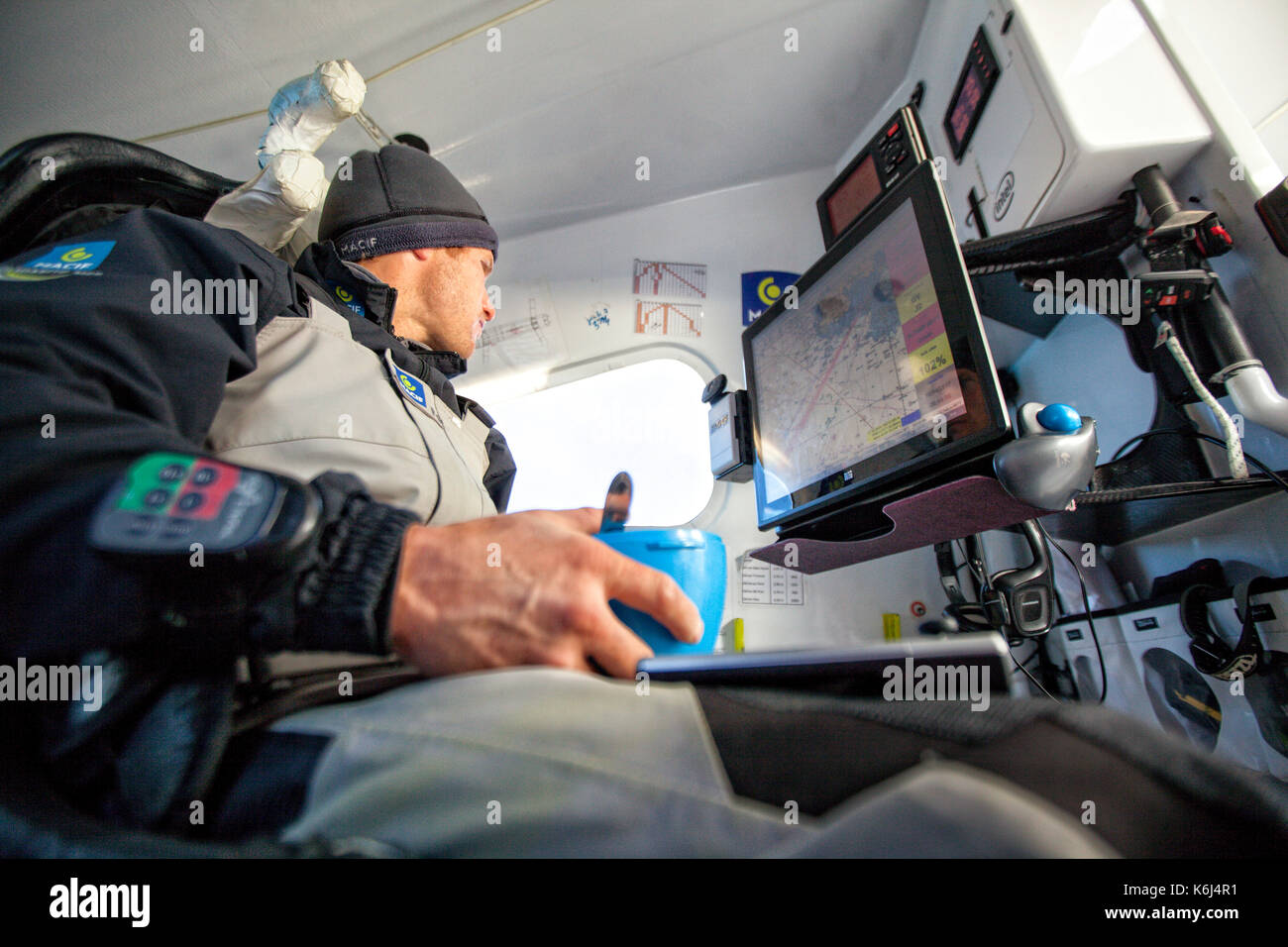 Seemann Frühstück im Leben und Navigation Station an Bord Trimaran, Atlantischer Ozean, Bretagne, Frankreich Stockfoto