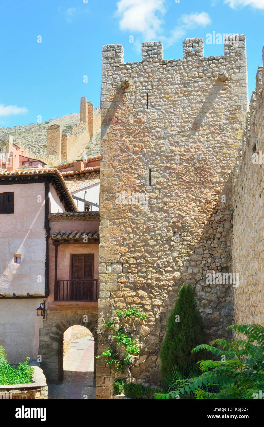 Albarracin, eine der schönsten Denkmal der Stadt von Spanien, in der Provinz Teruel (Spanien). Befestigte Gebäude. Turm in der Nähe von Portal von Molina Stockfoto