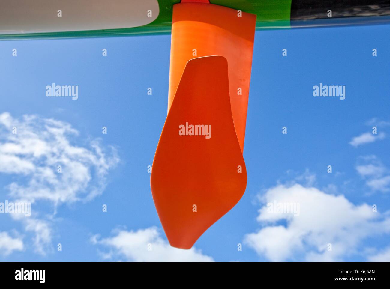 Blick auf Steuerbord Rumpf mit seitenruder Folierung Anhängsel der Trimaran, Lorient, Bretagne, Frankreich Stockfoto