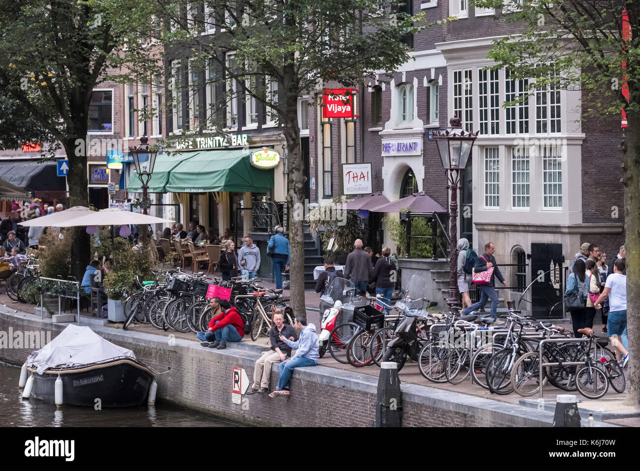 Lebhaften Straße an einem Kanal im Zentrum von Amsterdam, mit Bars und Restaurants und die Stadt genießen. Stockfoto