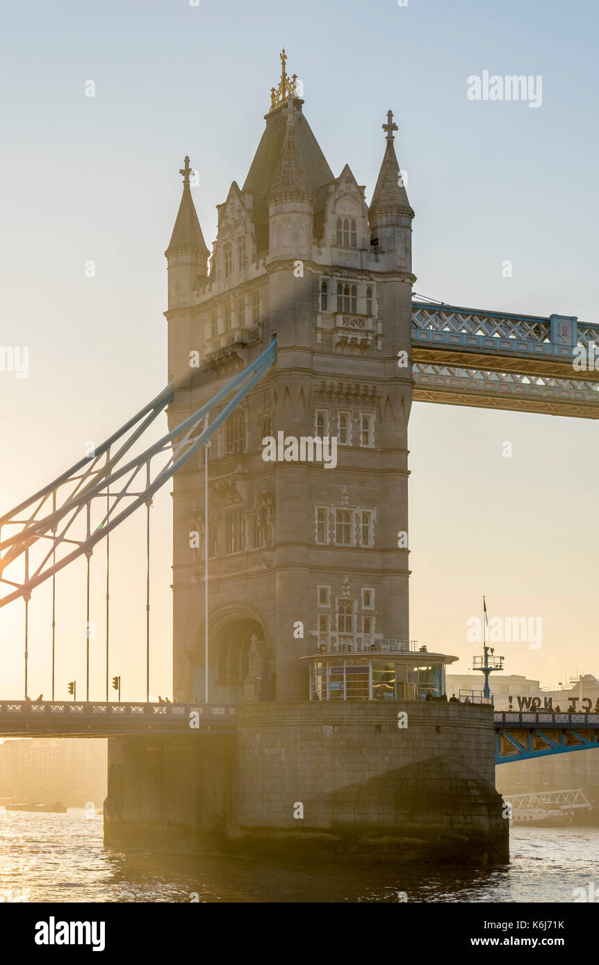 Tower Bridge bei Sonnenaufgang, London, England, UK Stockfoto