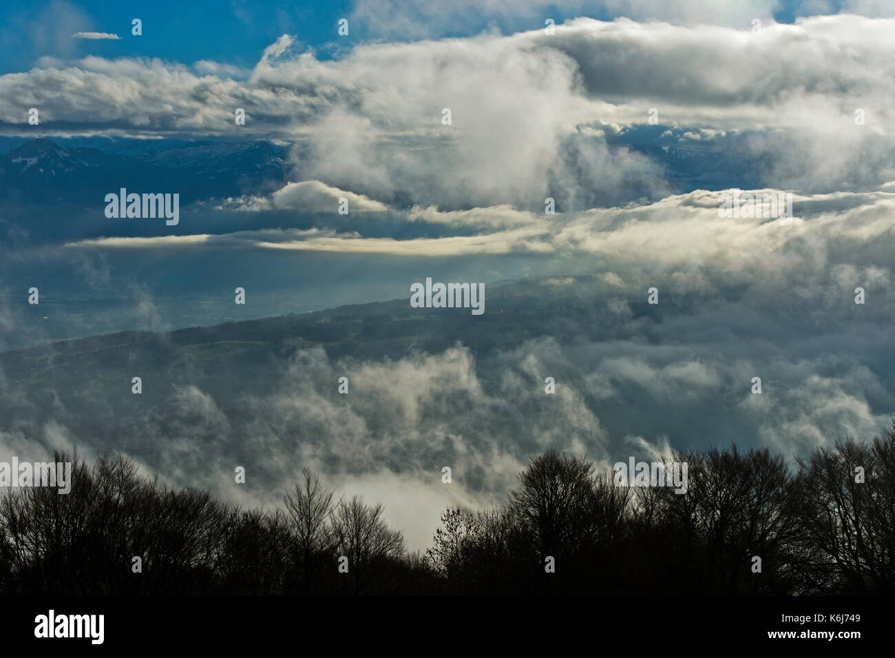 Dahintreibenden Wolken und Nebel in der Arve Tal der Savoyer Voralpen in der Nähe von Bonneville, Haute-Savoie, Frankreich Stockfoto