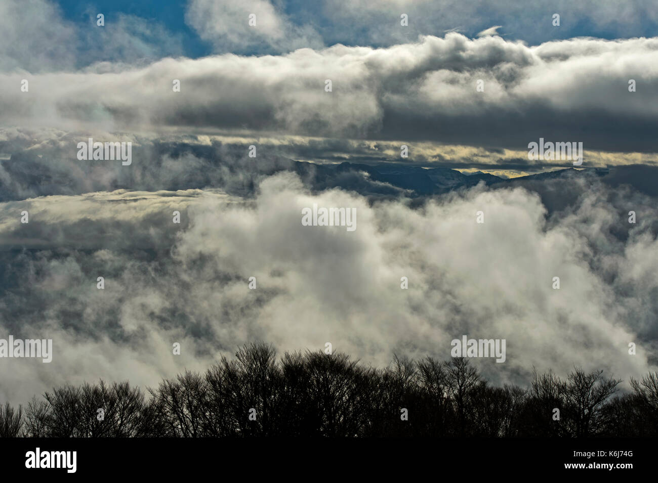 Dahintreibenden Wolken und Nebel in der Arve Tal der Savoyer Voralpen in der Nähe von Bonneville, Haute-Savoie, Frankreich Stockfoto