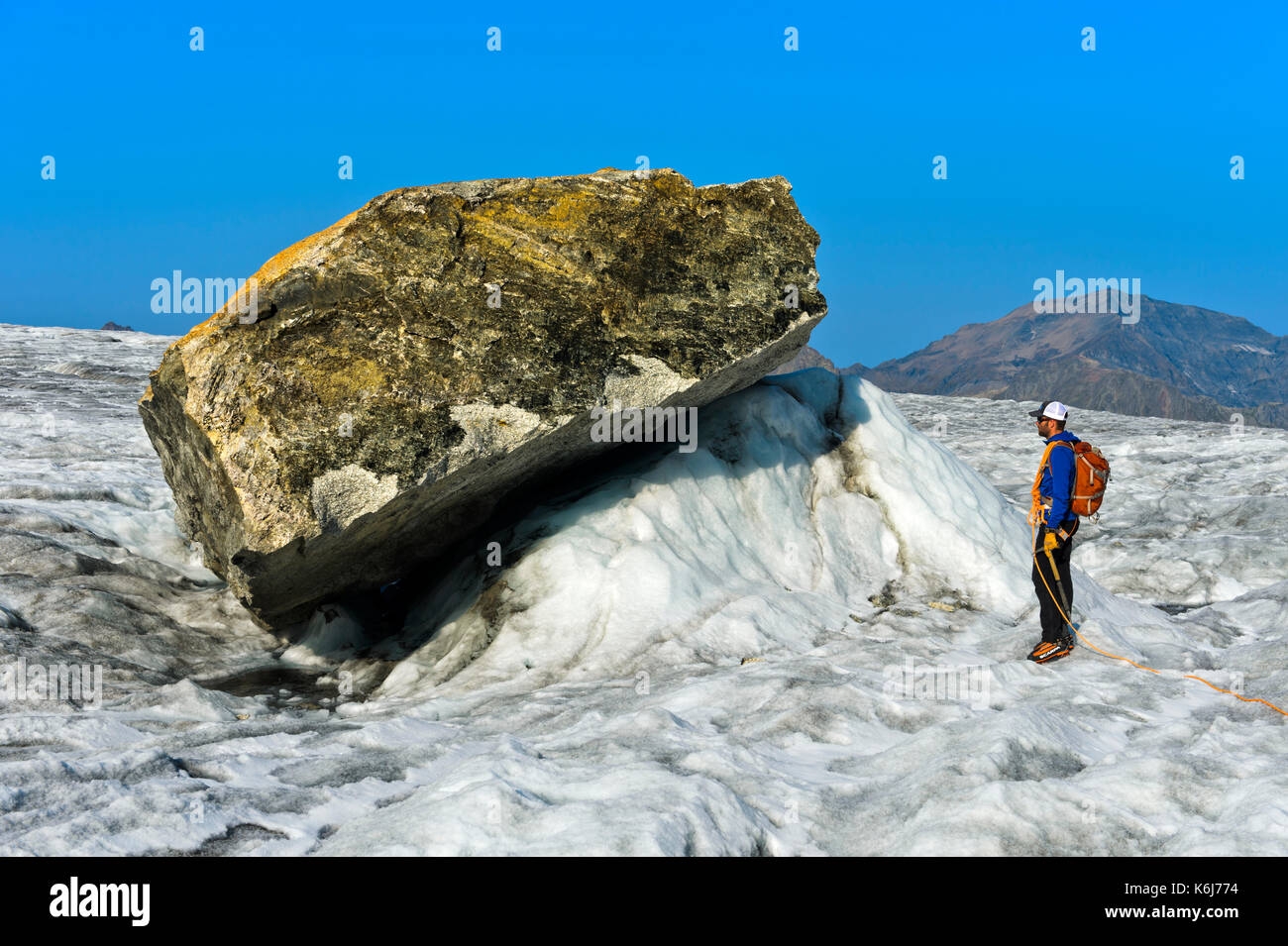 Alpinist suchen auf einem Gletscher in der Tabelle auf den Glacier du Tour, Chamonix, Haute-Savoie, Frankreich Stockfoto