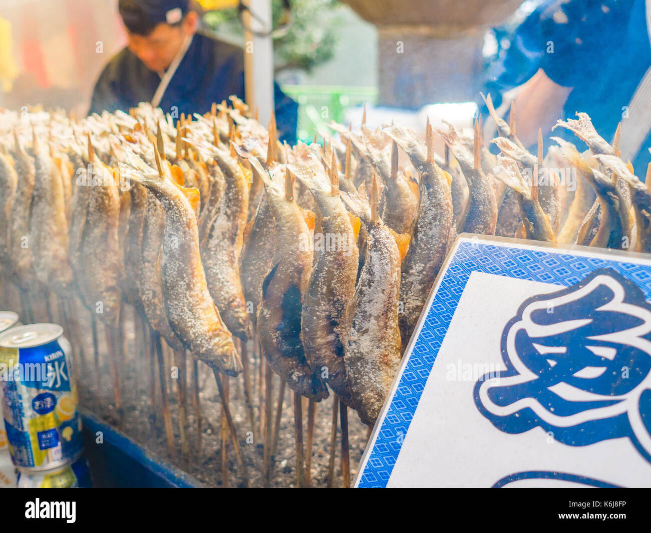 TOKYO, JAPAN - 5. AUGUST 2017: Japanisch essen, Fisch in einem Stick in Tokio Stockfoto