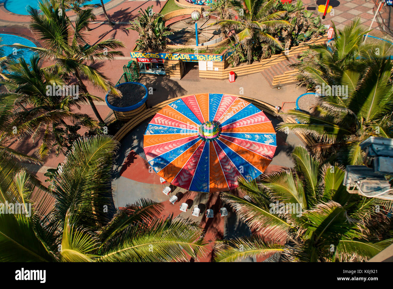 Luftaufnahme von Amusement Park, Fahrten, und Arcade auf der Promenade von Golden Mile in Durban, Südafrika Stockfoto