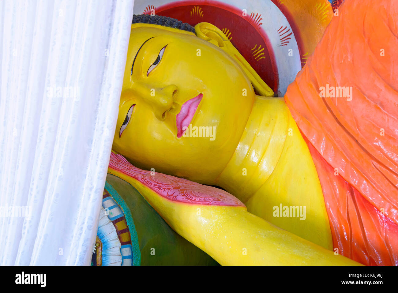 Liegenden Buddha Statue im abhayagiri Dagoba in Anuradhapura, Sri Lanka Anuradhapura war einer der wichtigsten Kloster Website des Buddhismus Stockfoto