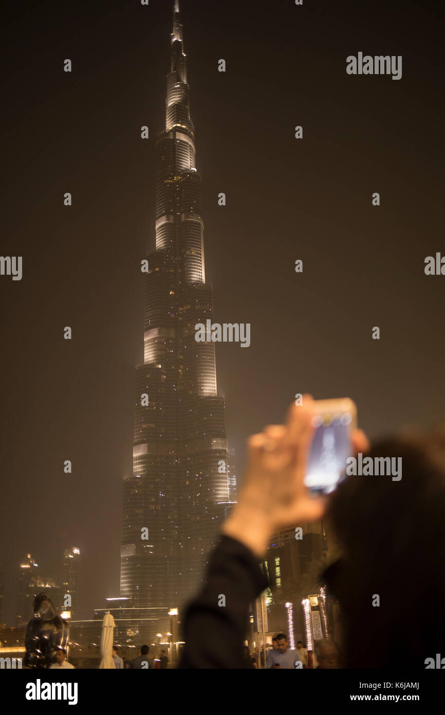 Frau Foto des Burj Khalifa in Dubai Stockfoto