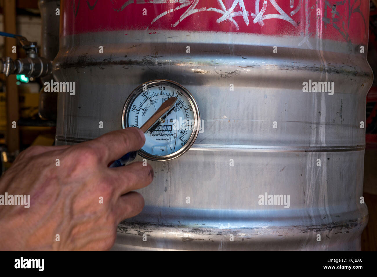 Man Kontrolle der Temperatur von Homebrew Bier, Bishop, Kalifornien, USA Stockfoto