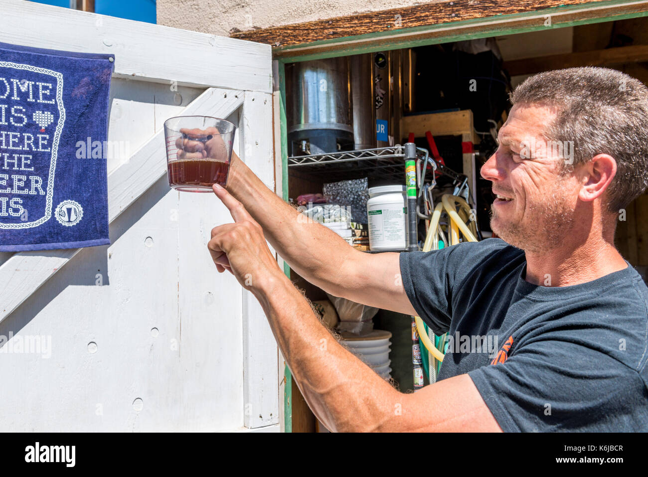 Man Kontrolle Farbe home brew Bier, Bishop, Kalifornien, USA Stockfoto