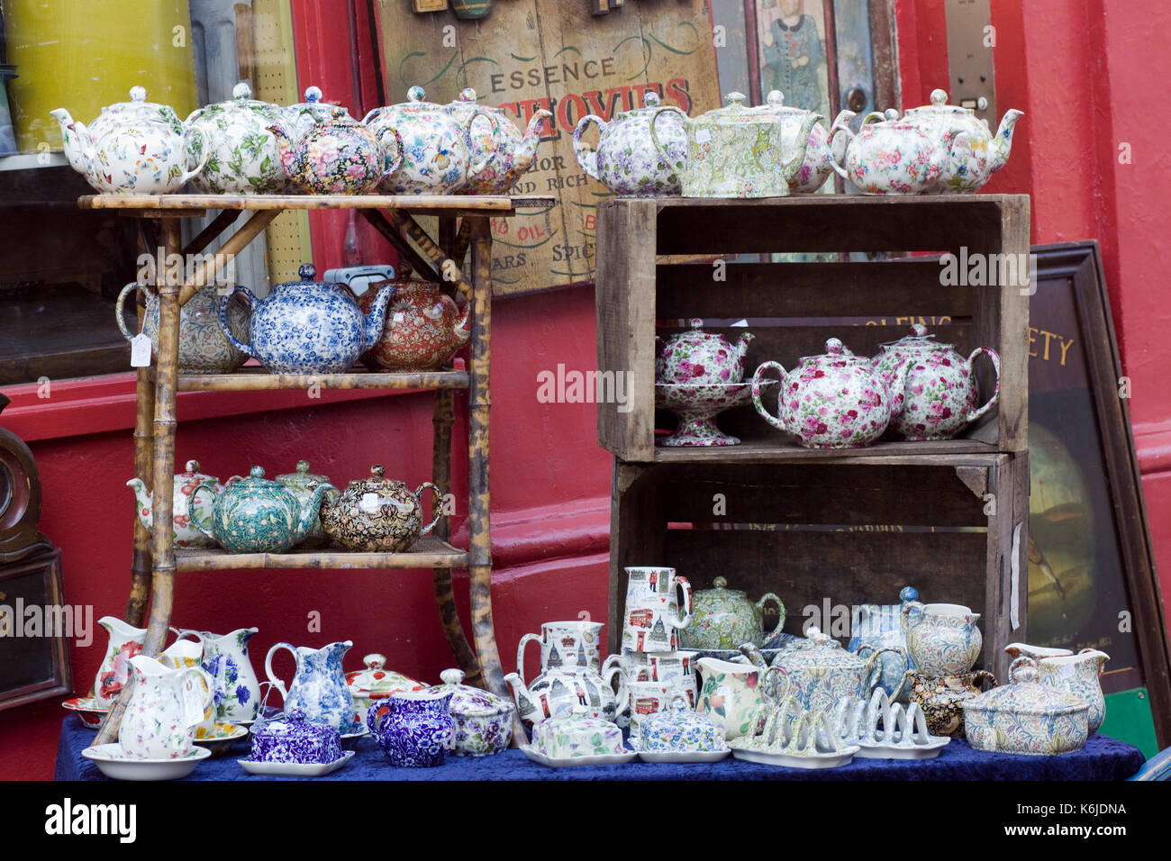 Dekorative China Tee Töpfe und Milchkrüge für Verkauf auf einen Marktstand Stockfoto