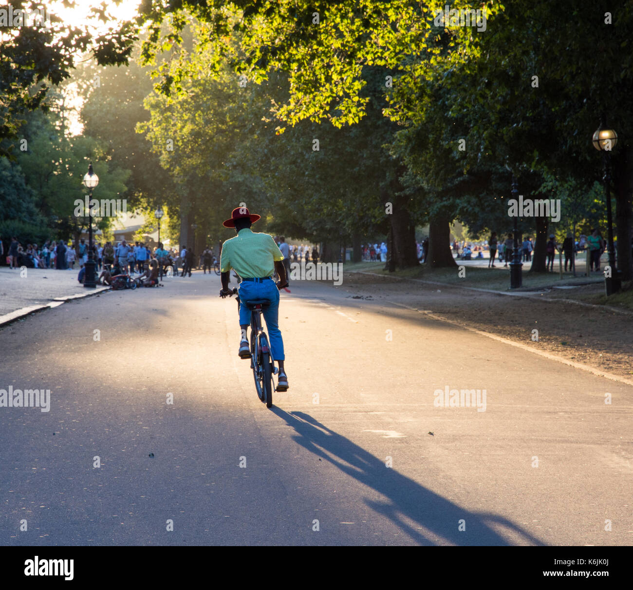 London, England, Großbritannien - 23 August 2016: Touristen Ride' boris Bike' Stadt Fahrräder im Londoner Hyde Park bei Sonnenuntergang. Stockfoto