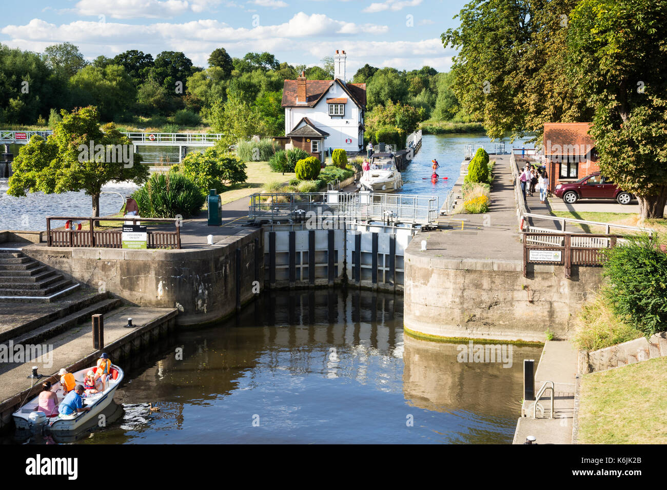 Reading, England, Großbritannien - 29 August 2016: die Wehr und Verriegelung auf der Themse in Goring in Berkshire. Stockfoto