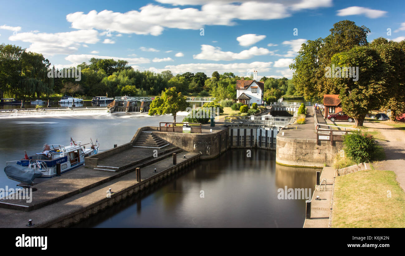 Reading, England, Großbritannien - 29 August 2016: die Wehr und Verriegelung auf der Themse in Goring in Berkshire. Stockfoto