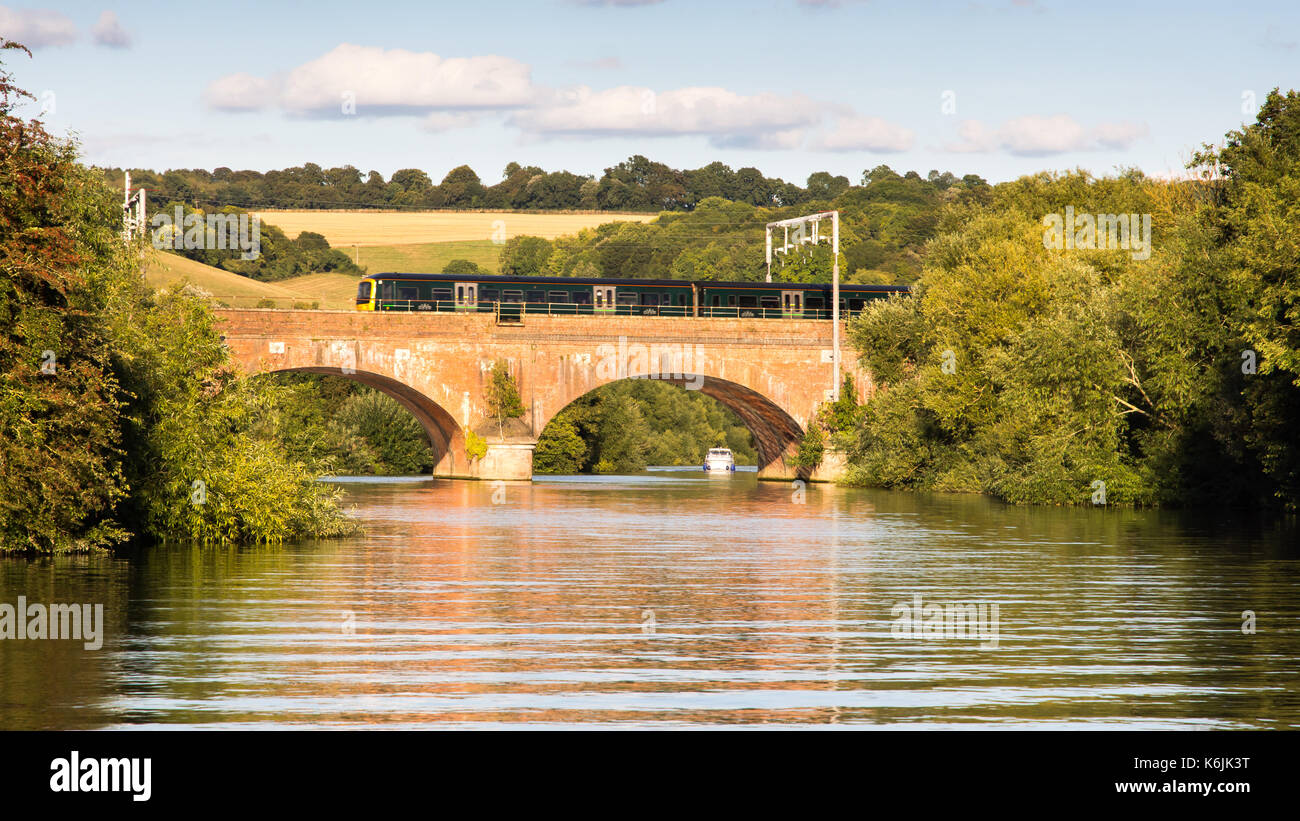 Reading, England, Großbritannien - 29 August 2016: thames Turbo diesel multiple units Überquerung der Themse in Goring in Berkshire, unter neuen Elektrifizierung Stockfoto