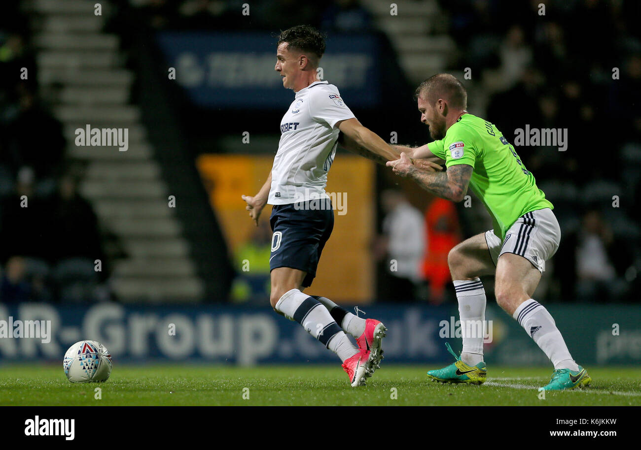 Cardiff City Aron Gunnarsson hält zurück Preston North End von Josh Harrop während der Sky Bet Meisterschaft Spiel im Deepdale, Preston. Stockfoto