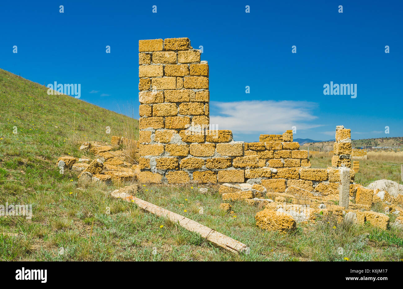 Unvollendete private Bauten auf der Halbinsel Krim. Stockfoto