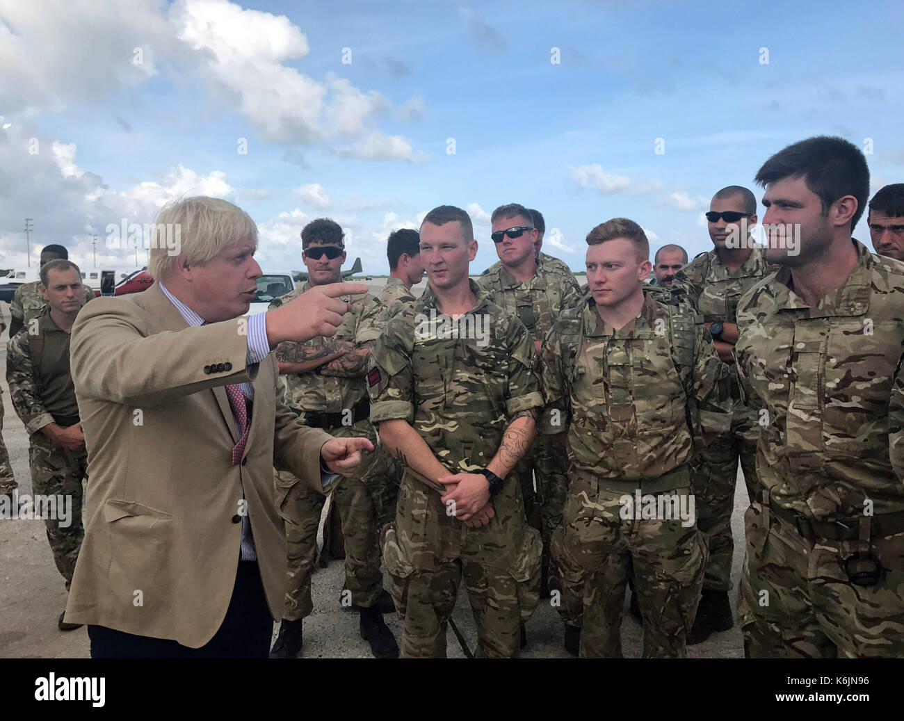 Außenminister Boris Johnson spricht mit Royal Marines ab 40 Commando in Barbados, wo er auf seinem Weg britischen Territorien durch Hurrikan Irma ravaged zu besuchen. Stockfoto