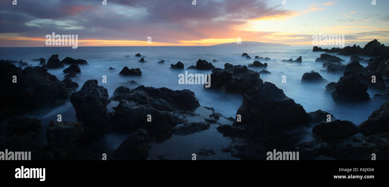 Panoramablick von vulkanischen Küste von Playa San Juan, Sicht auf La Gomera, Teneriffa, Kanaren, Spanien Stockfoto