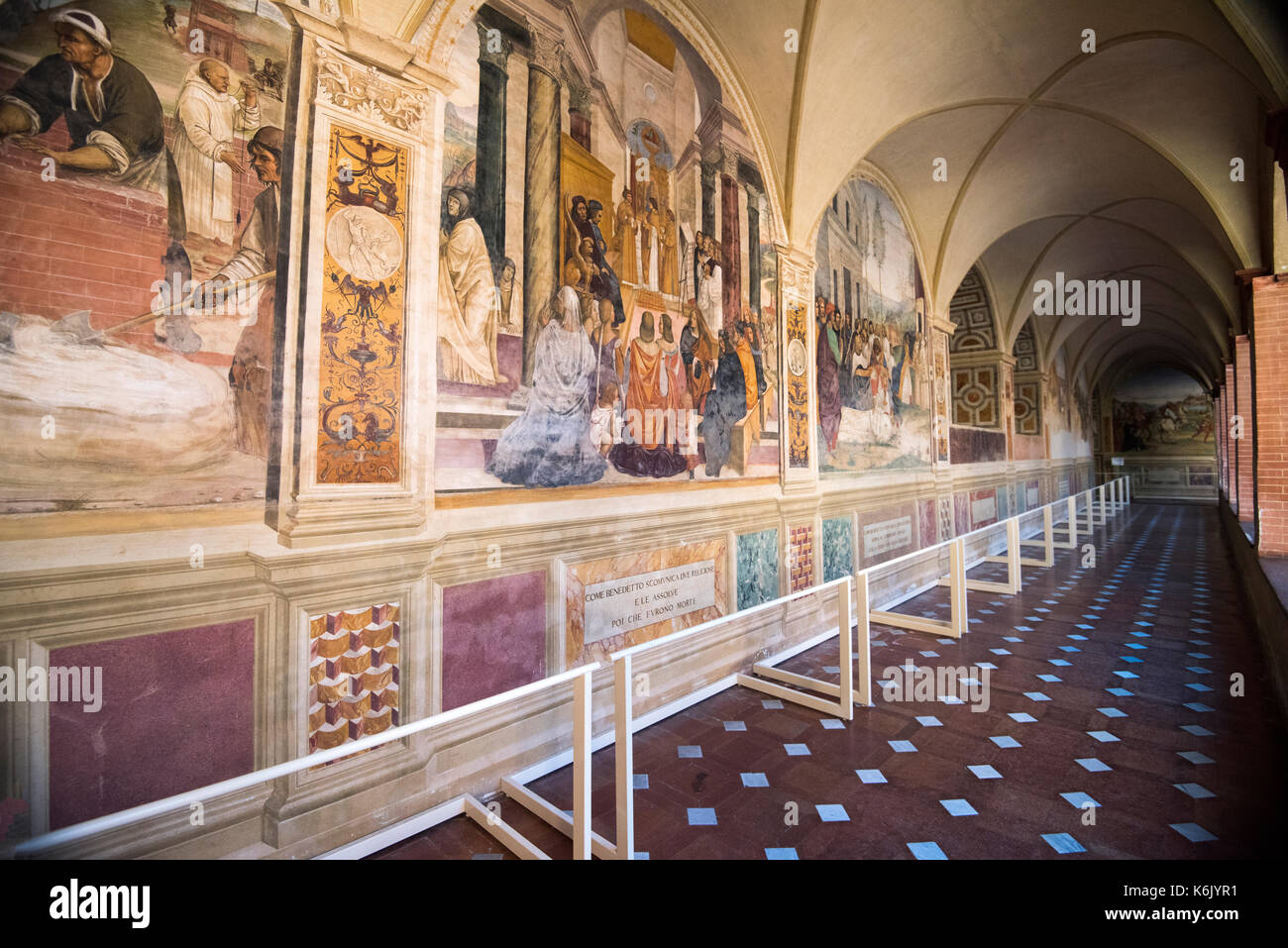 Fresken im Kreuzgang der Abbazia di Monte Oliveto Maggiore, Toskana Italien Stockfoto